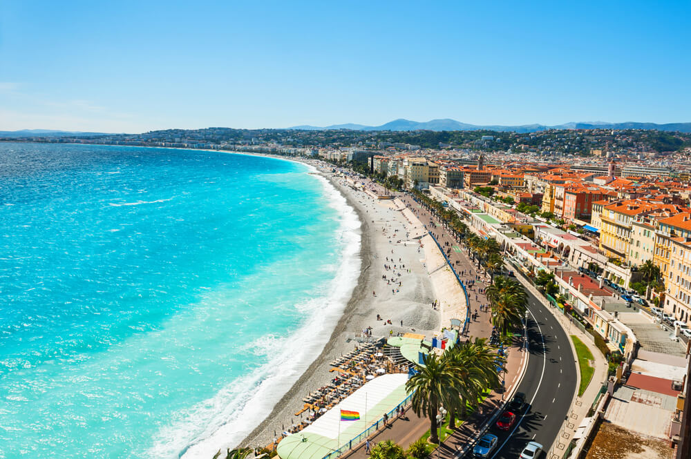 Nizza mit der Promenade des Anglais - Segelyacht an der Côte d‘Azur